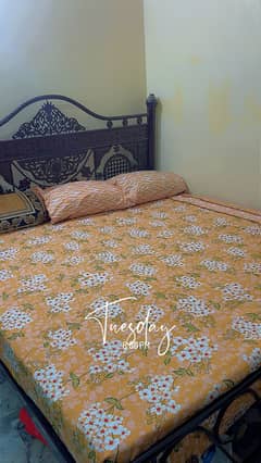 Selling my iron bed without matress