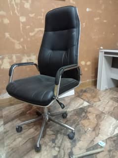 comfortable executive office chair adjustable height good condition