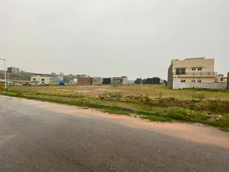 PRIME PLOT IN BLOCK L 10 MARLA FULL HEIGHTED AND SOLID INFRONT OF MASJID AND COMMERCIAL 0