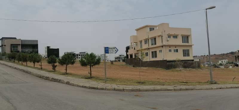 13 MARLA BOULEVARD CORNER PLOT AVAILABLE FOR SALE IN BLOCK G 1