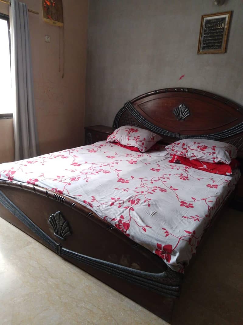 King size bed with 2 side tables and mirror set 1