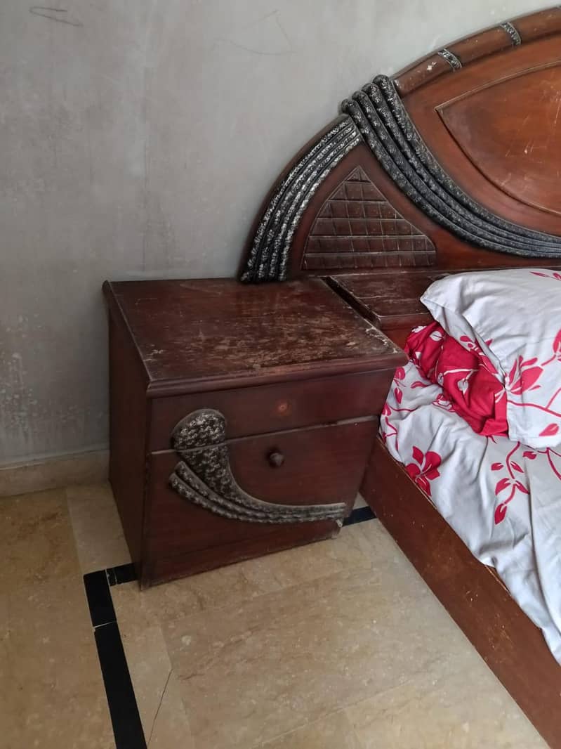 King size bed with 2 side tables and mirror set 2