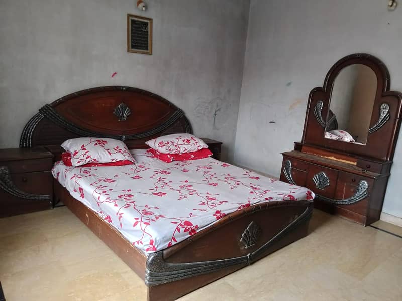 King size bed with 2 side tables and mirror set 3