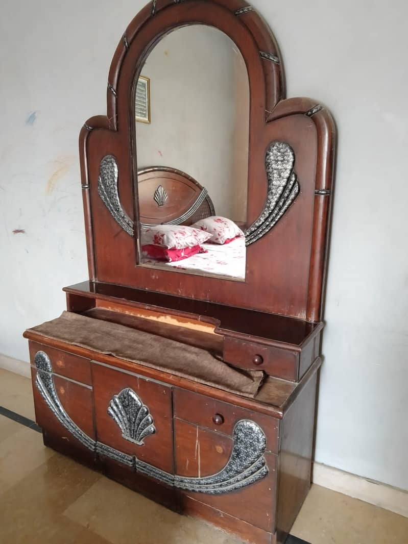 King size bed with 2 side tables and mirror set 5