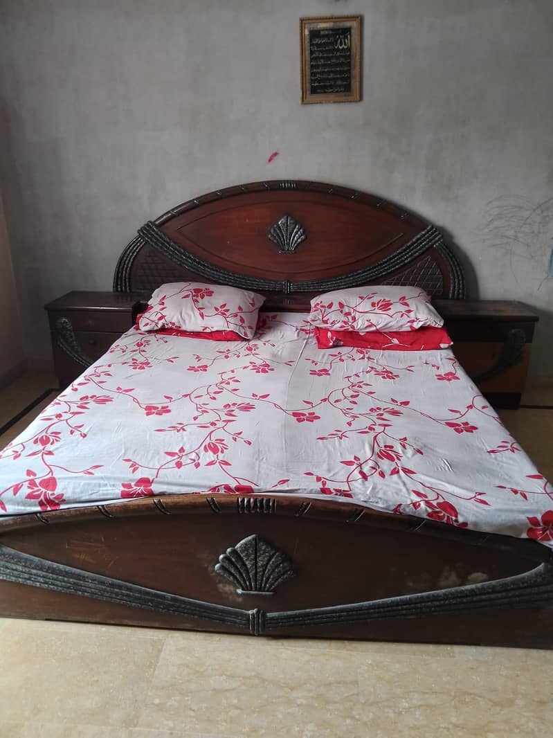 King size bed with 2 side tables and mirror set 7