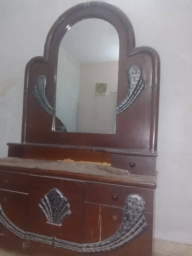 King size bed with 2 side tables and mirror set 4