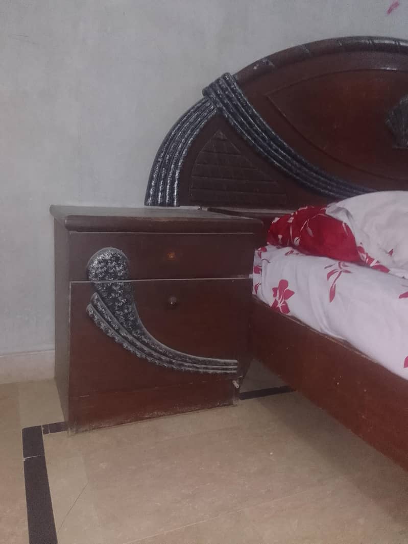 King size bed with 2 side tables and mirror set 6
