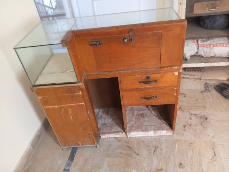 Display showcase solid wood perfect condition 1