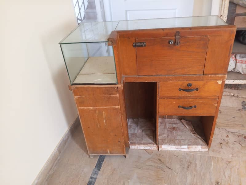 Display showcase solid wood perfect condition 7