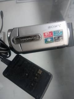 SONY HANDY CAM MODEL DCR SE. 21 VIDEO LIGHT AND 67X ZOOM