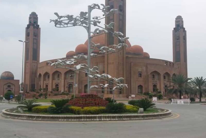 10 MARLA PLOT | MAIN BOULEVARD | BUILDER LOCATION | POSSESSION UTILITY PAID | PLOT FOR SALE | IRIS BLOCK | BAHRIA TOWN LAHORE 5
