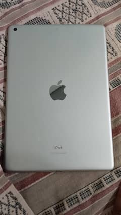I PAD 9 GENERATION WITH BOX