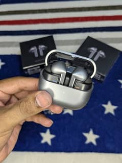 Samsung Galaxy Buds 3 Pro. . .