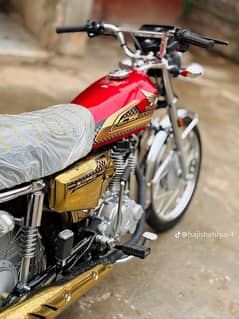 Honda CD 125 bike 2024 model red and golden colour