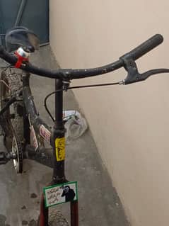 cycle bahut acchi hai Gate bhi Lage hue hain silencer bhi laga hua hai