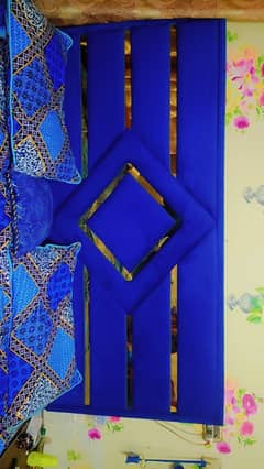 blue color poshisih Wala bed like new abhi 3 sa 4 month use kiya ha
