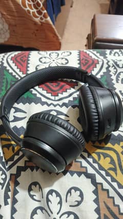 head phones han kuch mahinay use hoay han only headphone no box