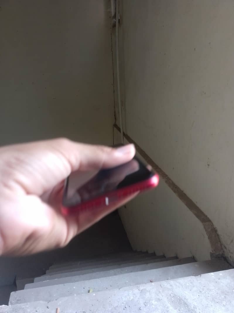 iphone sc red color factory unlocked 10/10 final price 6