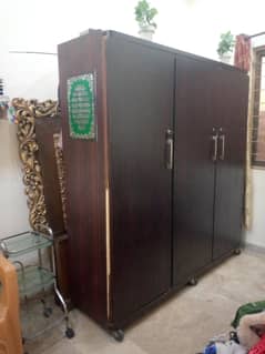 3 doors Almari