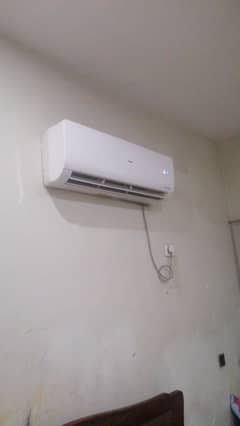 1.5 ton Hair Inveter Ac in mint condition