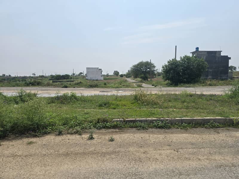 8 Marla sun face level plot next to Corner and 2nd plot from Main Double Road For sale 8