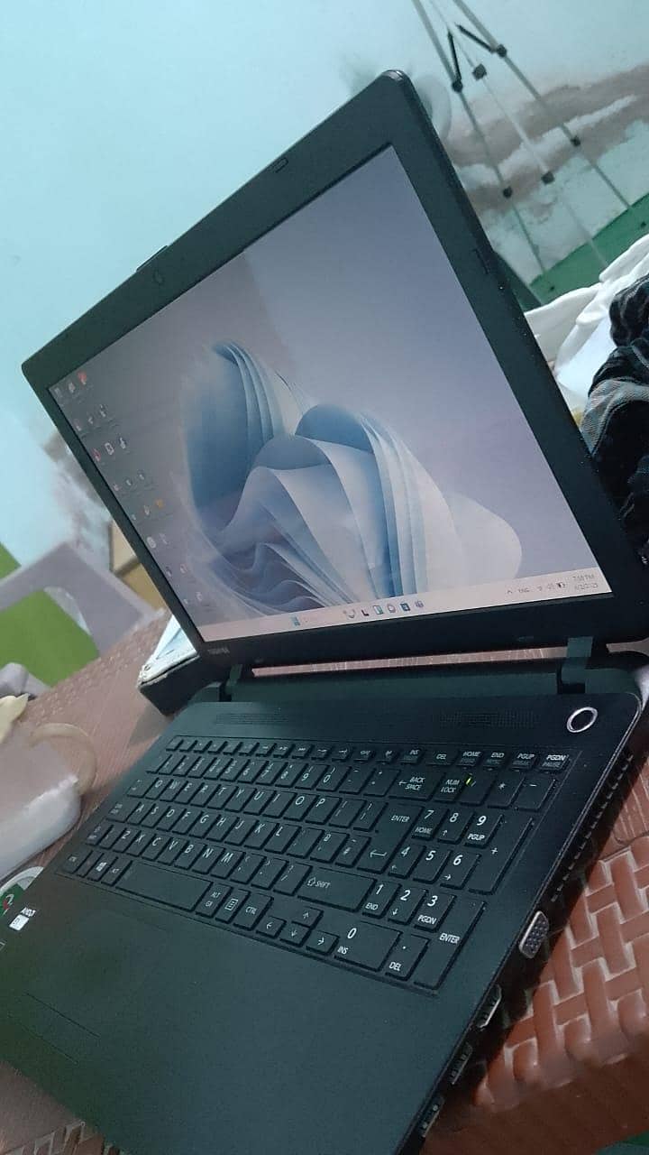 Toshiba Satellite AMD E1 4GB RAM (8GB EXPANDABLE) 128GB SSD 3