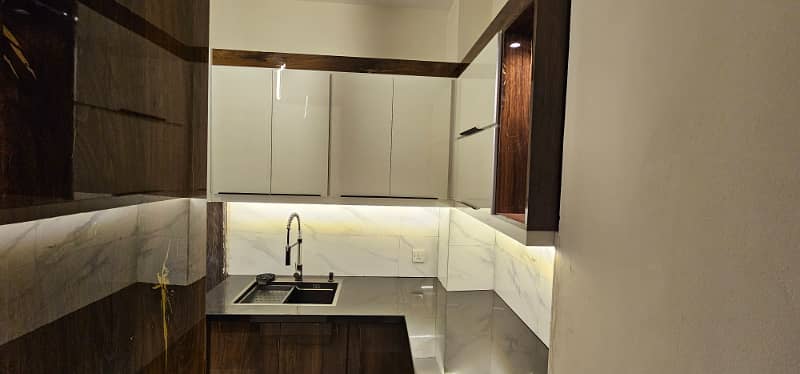 Burj-Ul-Harmain Flat Sized 2500 Square Feet Is Available 3