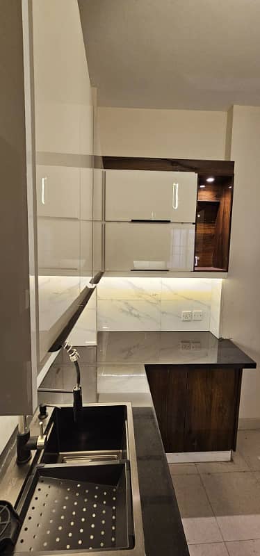 Burj-Ul-Harmain Flat Sized 2500 Square Feet Is Available 6