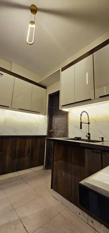 Burj-Ul-Harmain Flat Sized 2500 Square Feet Is Available 12