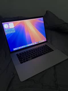 MacBook Pro 15” 2017 i7 16GB 256GB Retina Display