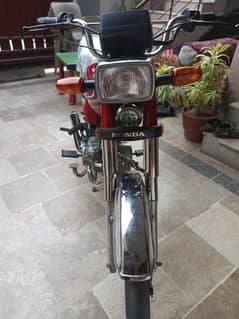 HONDA 70  2015 karachi NUMBER SEALD ENJINE KOI kAM NHI HAR CHEEZ ON HA