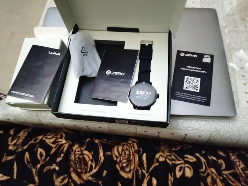 zero Luna smart watch only box open 2