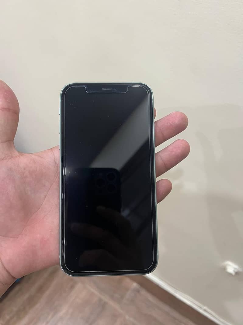 iPhone 11 in  9/10 (good condition/no scratchs front back) 0