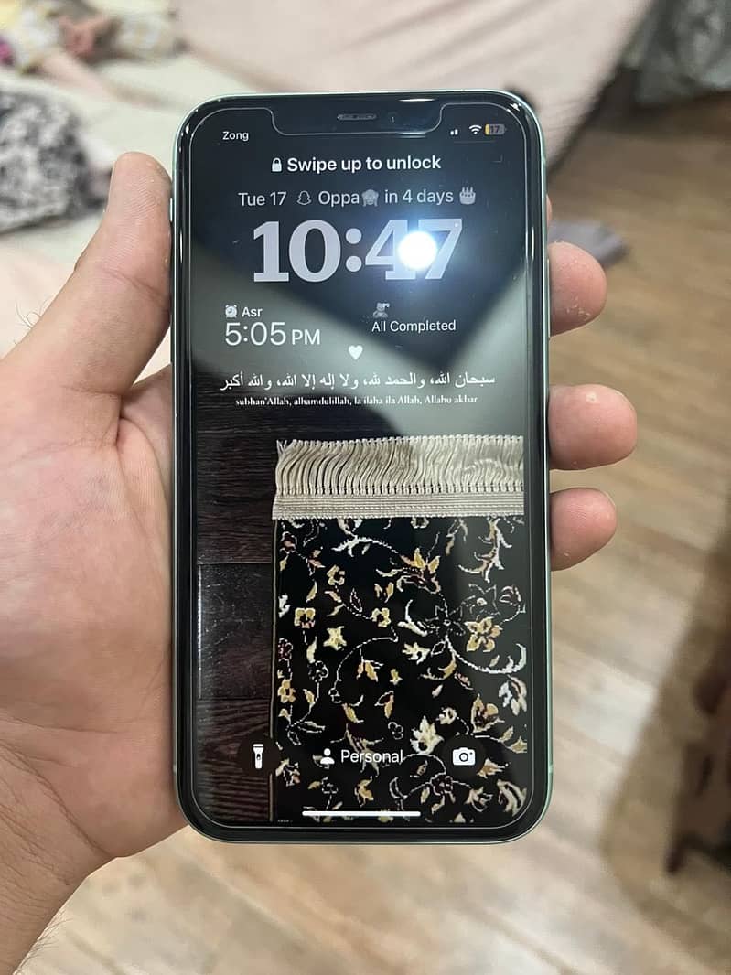 iPhone 11 in  9/10 (good condition/no scratchs front back) 1