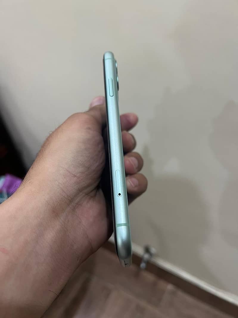 iPhone 11 in  9/10 (good condition/no scratchs front back) 2