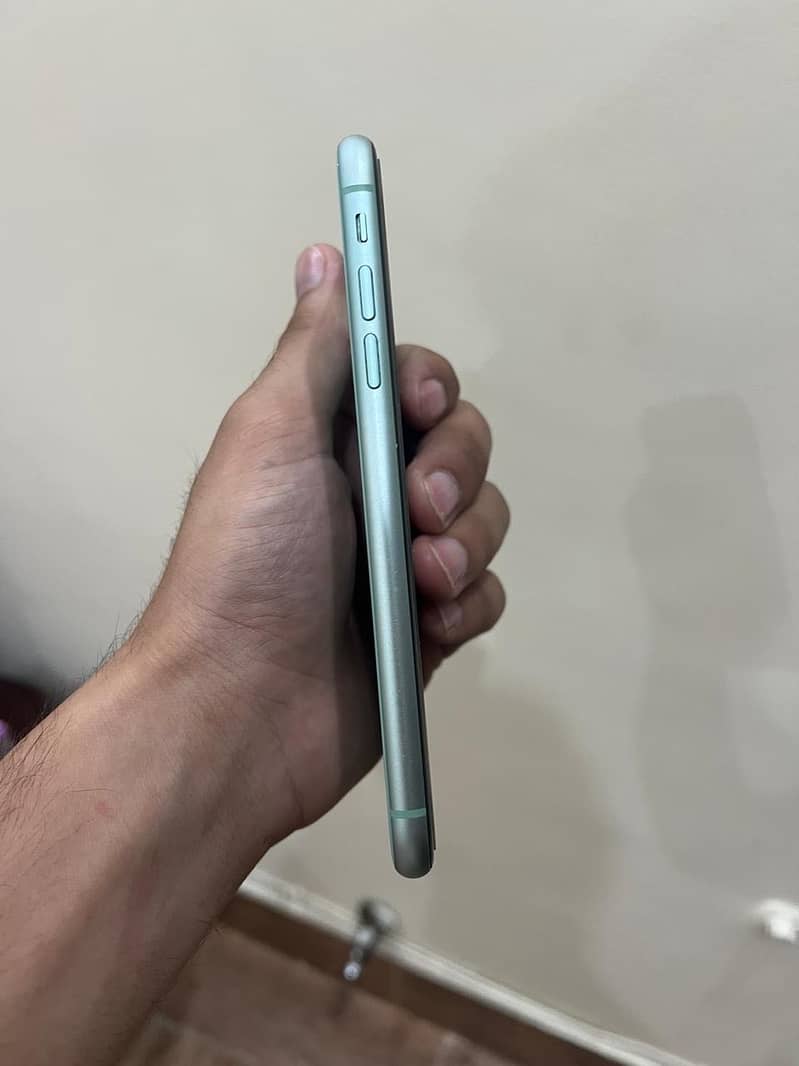 iPhone 11 in  9/10 (good condition/no scratchs front back) 3