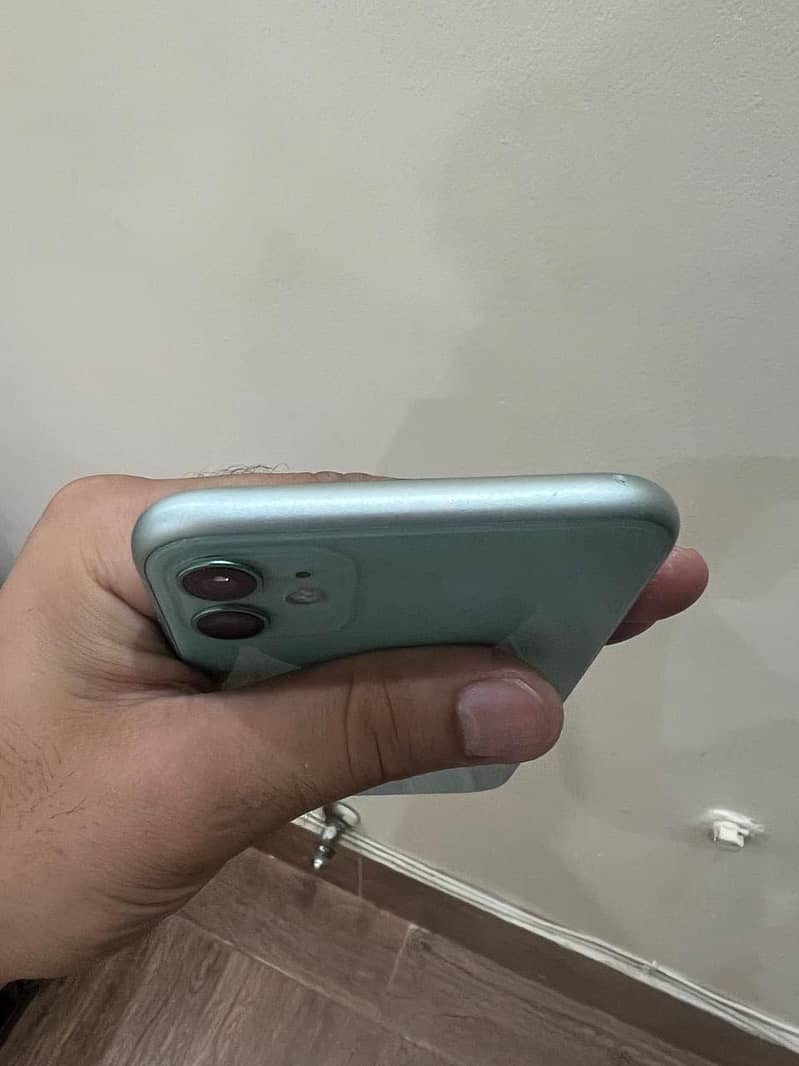 iPhone 11 in  9/10 (good condition/no scratchs front back) 4