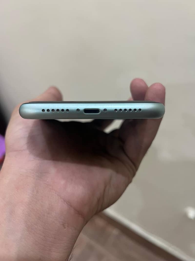 iPhone 11 in  9/10 (good condition/no scratchs front back) 5