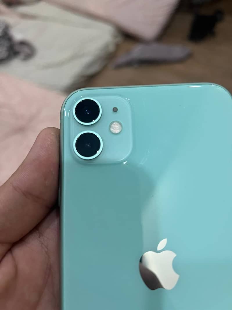 iPhone 11 in  9/10 (good condition/no scratchs front back) 6