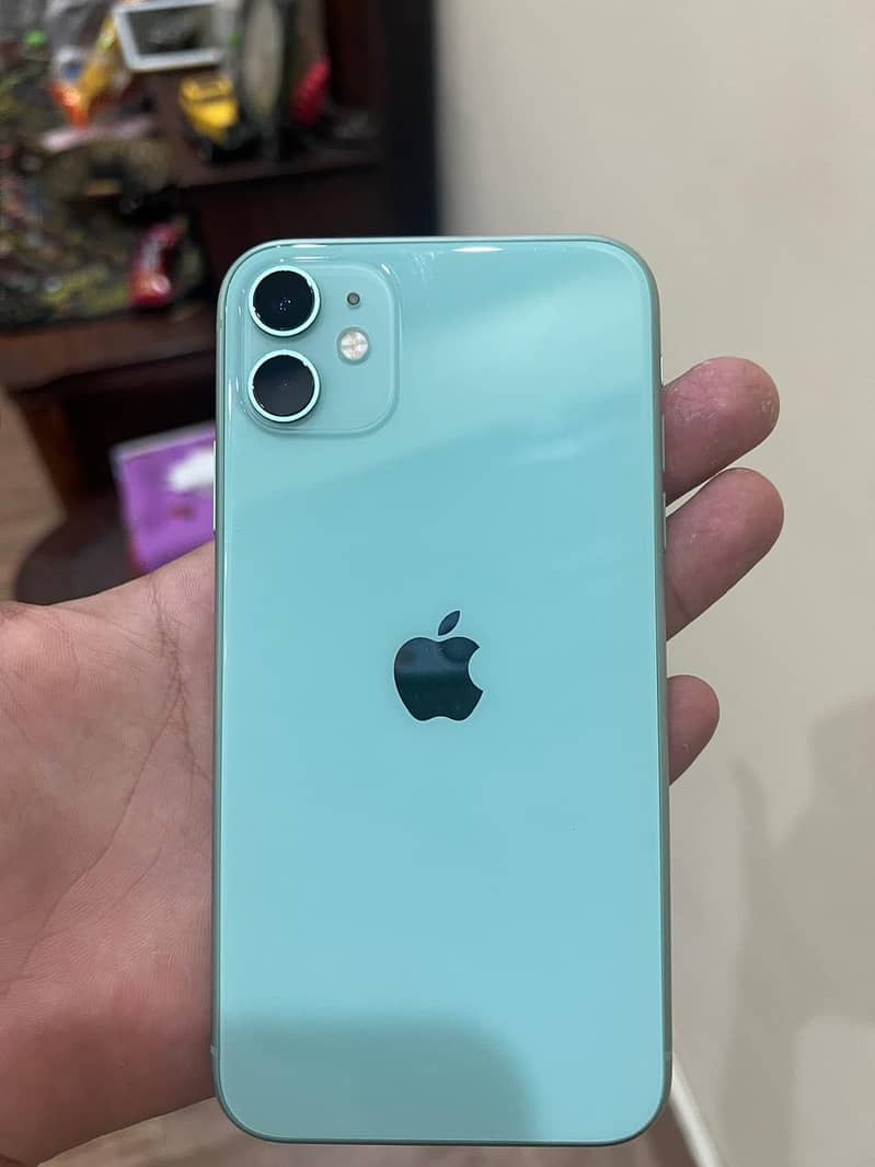 iPhone 11 in  9/10 (good condition/no scratchs front back) 7