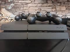 ps4 almost new with 2 controllers