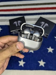 Samsung Galaxy Buds 3 pro. . .