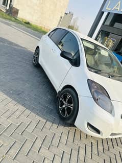 Toyota Vitz 2007  Model – 2011 Import | Pearl White | Full option