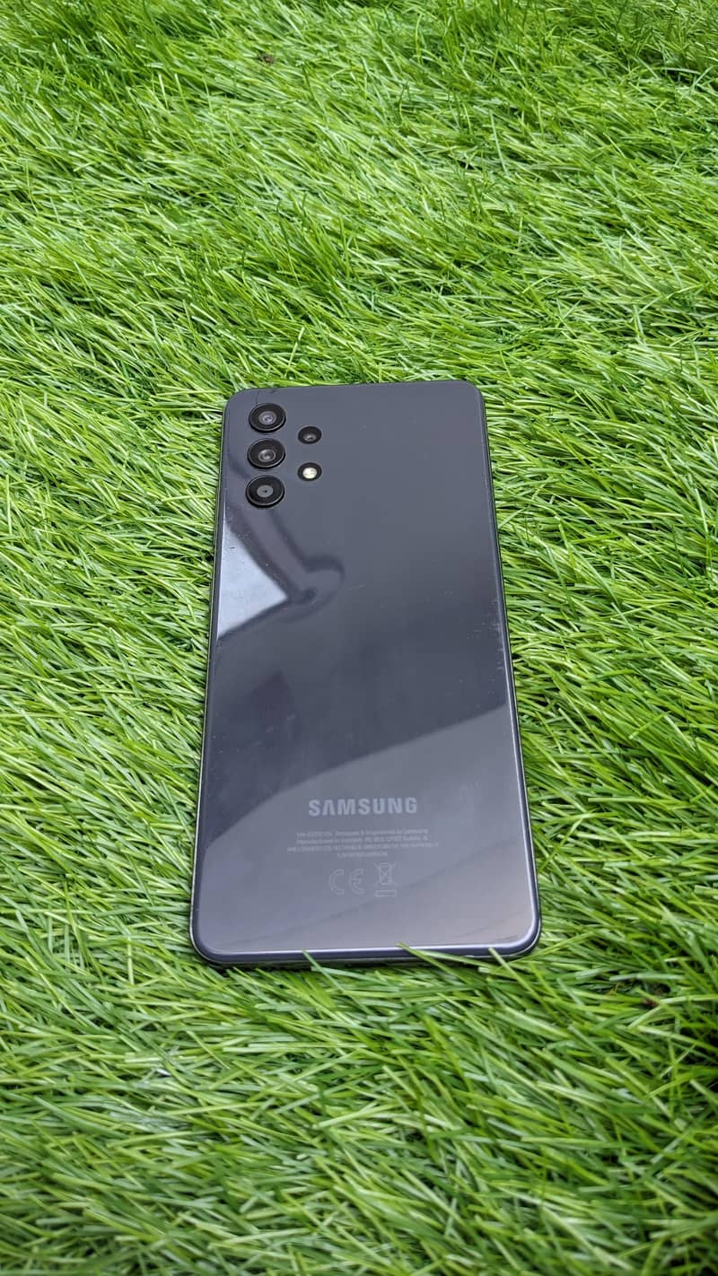 A32 phone 10 by 10 condition new  no shade no dote all OK no box 7