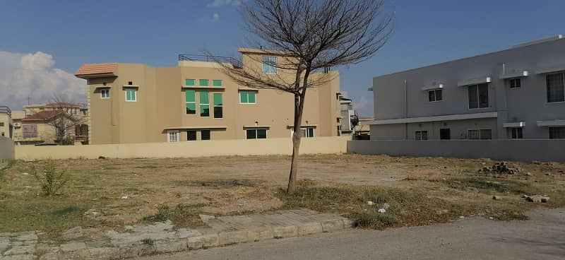 TOP LOCATION READY TO CONSTRUCT 1 KANAL PLOT AVAILABLE FOR SALE IN BLOCK D 2