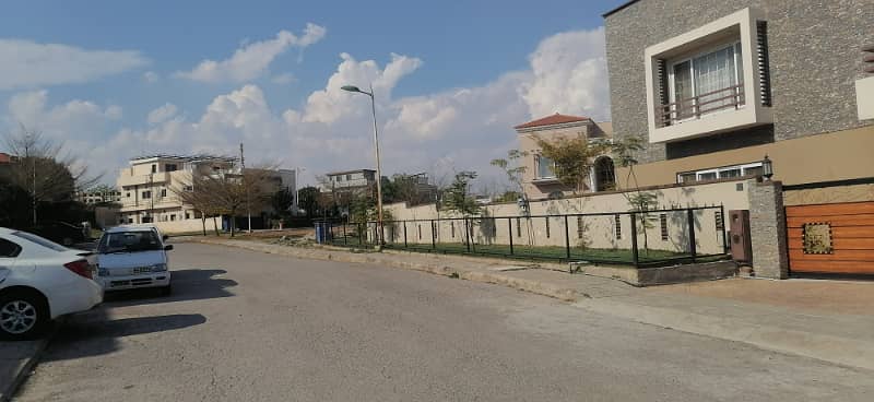TOP LOCATION READY TO CONSTRUCT 1 KANAL PLOT AVAILABLE FOR SALE IN BLOCK D 3