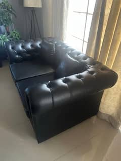 Classic Black Chesterfield Loveseat Sofa – Elegant and Comfortable.