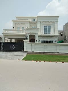 One kanal Spanish Design Upper Portion for Rent at Prime Location of DHA Lahore Near To Park Masjid & Commercial Market