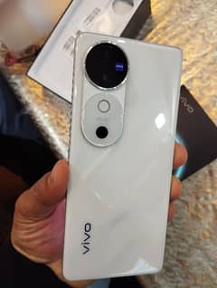 Vivo V40 white color 12/256 warranty almost 5 months.
