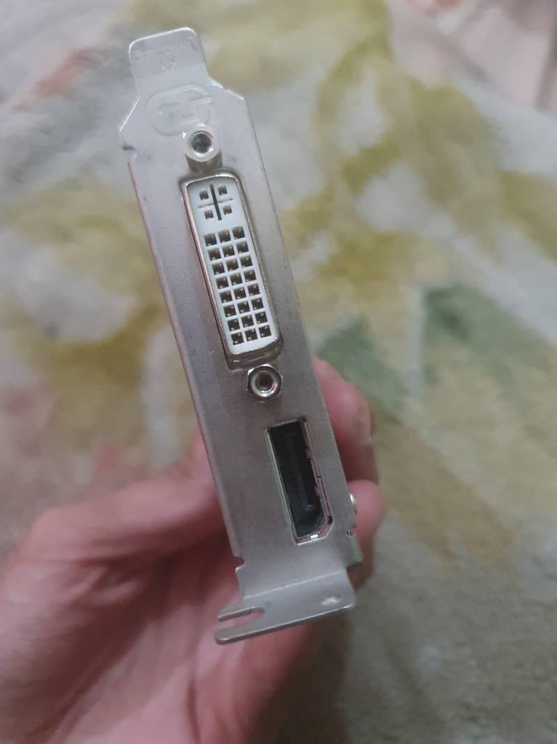 1GB GPU AMD radeon HD 8490 DDR 3 64 BIT 10/10 condition 2